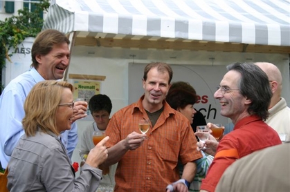Gemeindepräsidentin Marianne Hollinger (re) Vereinspräsident Raphael Strub (Mitte), stossem mit den Vertretern von Coop und Migros an.