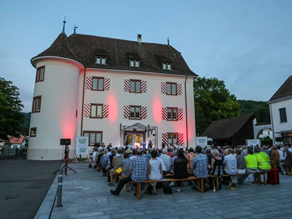 Landsgemeinde vor dem Schlössli.