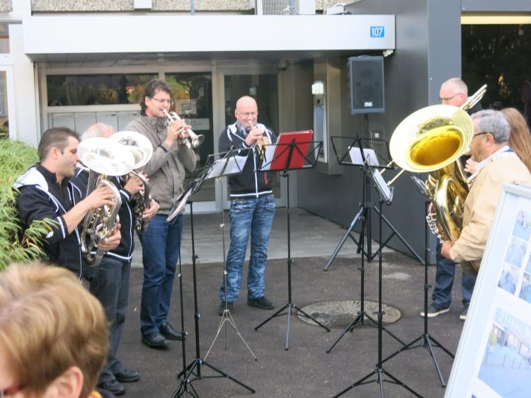 Eine Delegation des Musikvereins Aesch umrahmt die Feier musikalisch