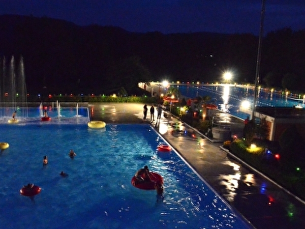 Aescher Schwimmbad bei Nacht