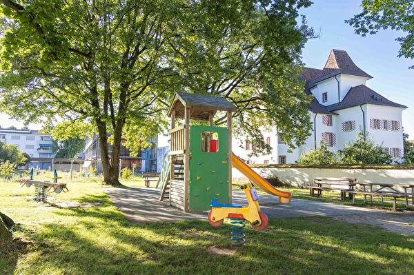 Foto des Schlossareal-Spielplatzes mit Schloss im Hintergrund