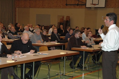 Thomas Egger erklärt den Teilnehmenden der 1. Gruppenmoderation das weitere Vorgehen. Nun wird gearbeitet.