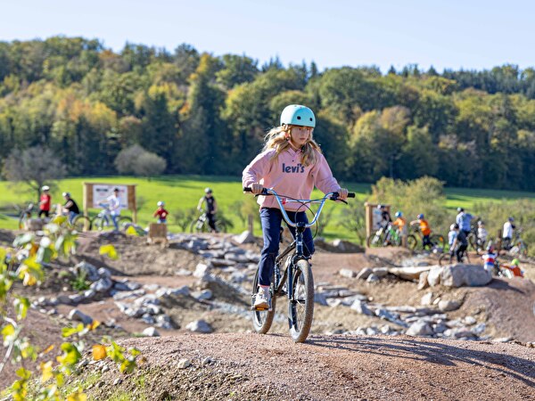 Eine junge BMX-Fahrerin bei der Trailcenter-Eröffnung