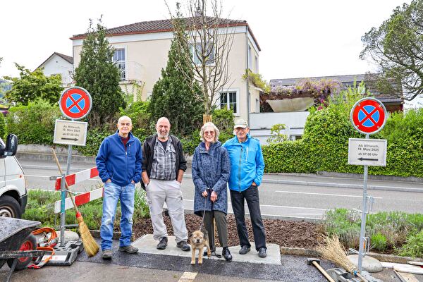 NVV-Mitglieder bei der Baumpflanzung