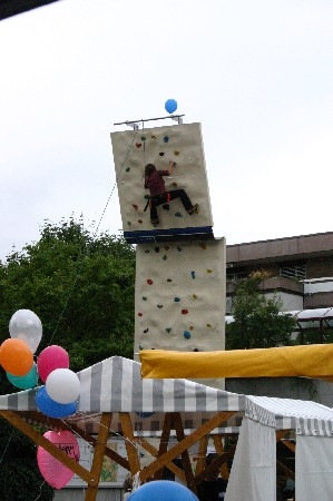 Auch die Grossen versuchen sich an der Kletterwand.