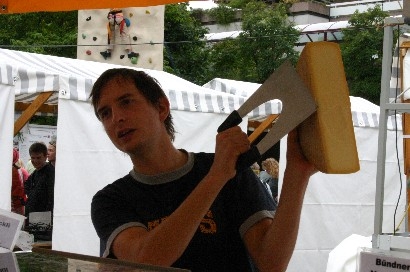 Bei Manuel gibts beste Bündner Spezialitäten. Z. B. feinen Käse, so viel man wünscht.