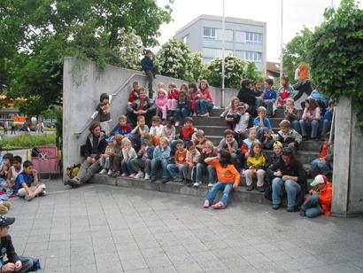 Nach getaner Arbeit versammelten sich alle 9 Klassen auf dem Dorfplatz zur Wägung der gesammelten Abfälle.