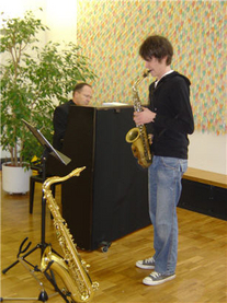 Musikalische Untermalung der Veranstaltung durch Gery Wetz am Saxophon
und Bernhard Stadelmann am Piano.