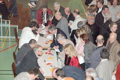 Nun folgen die ersten mutigen Einwohner - bald herrscht Grossandrang bei den Zeichnungstischen.