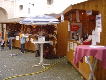 Stand an Stand... Von Käsefondue, zu selbst gebrautem Bier, über Schnapps und Würste; es gab alles was das Herz begehrt.