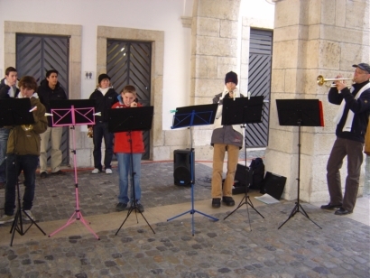 Die Marching Band spielte und lockerte die Stimmung auf.