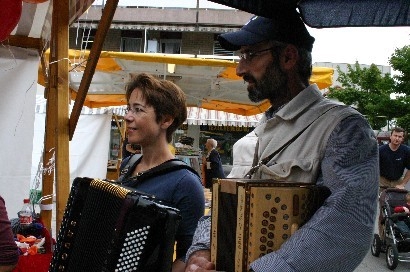 Die Geschwister Kathrin und Urs Büeler unterhalten die Geburtstagsgäste mit fröhlichen, musikalischen Klängen.