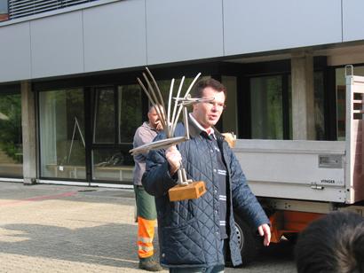 Dieser Metallvogel in der Hand von Gemeinderat A. Spindler, ist der Clean-up Star, der Wanderpokal für die Siegerklasse.