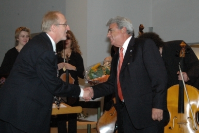 Georges Zaugg, Leiter des Orchesters, (links) versteht es dieses zu führen und erntet Lob von Bürgerpräsident Peter Meyer (rechts).