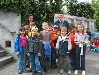 Und dies ist die Siegerklasse, die Klasse Ek1 vom Schützenmattschulhaus. Sie hat die Gesamtmenge des gesammelten Abfalls am Besten geschätzt.