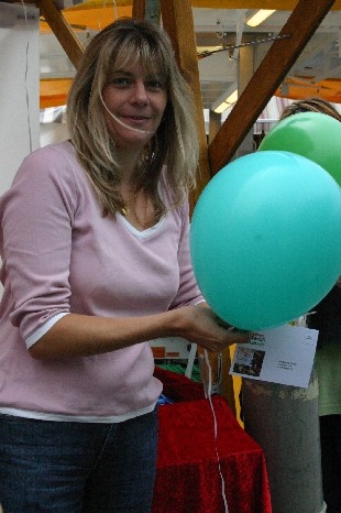 Auch Grosse freuen sich über einen hübschen Ballon.