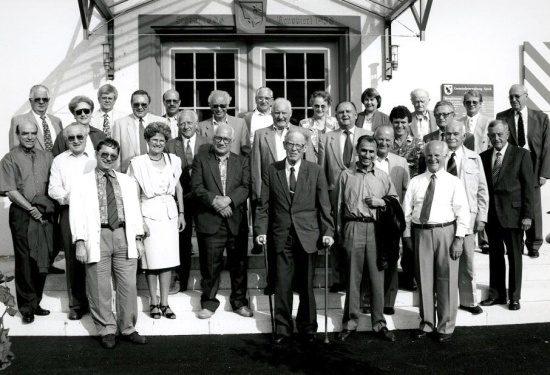 <b>Reihen 1 und 2 (von links nach rechts)</b>
Josef Huber, Ernst Studer, Urs Kiebele, Elisabeth Alter, Benno Vogel (Gemeindepräsident von 01.07.19966 bis 30.06.1984), Christoph von Blarer (Gemeindepräsident von 1945 bis 1953), Hans Stahl, Georges Häring (Gemeindeverwalter-Stv.), Erwin Häring, Albert Schweighauser, Anton Friedrich

<b>Reihe 3 und 4 (von links nach rechts)</b>
Alex Hauser (Gemeindeverwalter), heidi Wäckerli, Gilbert Münger (Dienststellenleiter Bauabteilung), Cyrill Thummel (Gemeindepräsident seit 1991), Hans-Peter Tschannen (Verwalter-Stv.), Hans Hunziker, Heinz Blatter, Max Häring, Martin Amacher, Margrit Meier (erste Gemeinderätin in Aesch), Walter Schmidlin, Ursula Wyss, Paul Nussbaumer, Werner Huber, Rolf Schmidlin, Rolf Huber, Max Schweizer