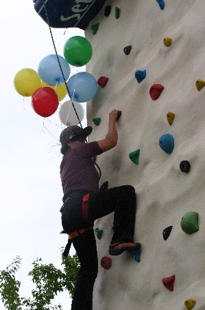 Die Kletterwand - eine Attraktion am Geburtstagsfest für Gross und Klein. Eveline Sprecher holte sich die "Hilfe" von mit Helium gefüllten Ballons. Ob das wirkt?