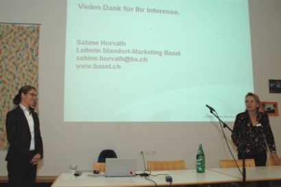 Marianne Hollinger bedankt sich bei der Referentin Sabine Horvath.