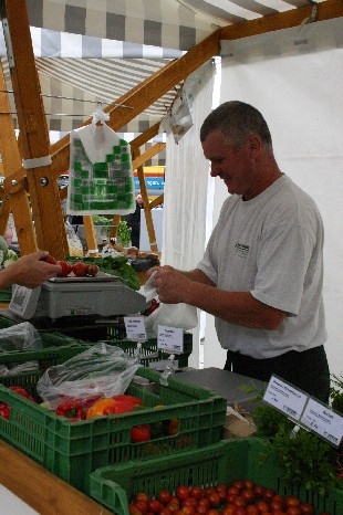 Paul Nussbaumer verkauft die Ware von mehreren Aescher Biobauernbetrieben.