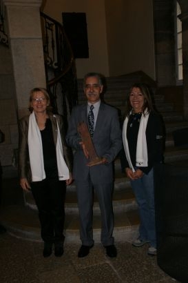 Die begabte Aescher-Künstlerin Rosario Häfliger (rechts) fertigte eine Skulptur "Freundschaft" an, welche von der Gemeindepräsident Marianne Hollinger an den maire Gérard Guenat übergeben wurde. 