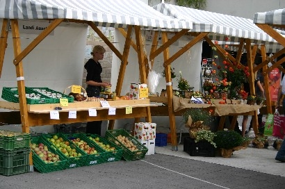 Auch die Landi Aesch ist mit ihrem Angebot am Aescher Früschmärt vertreten.