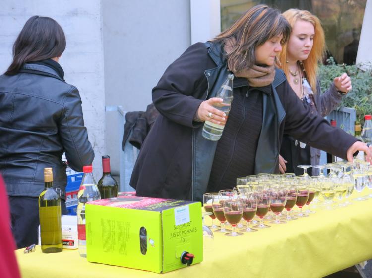 Letzte Vorbereitungen für den der Bevölkerung offerierten Apéro.
