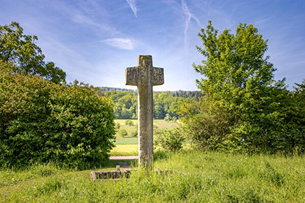 Stiller Ort mit Kreuz