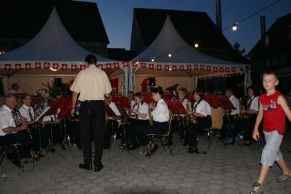 Die Nationalhymne wird vom Musikverein gespielt.