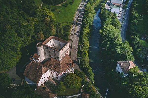 Das Schloss Angenstein und die Birs - dazwischen die Aeschstrasse