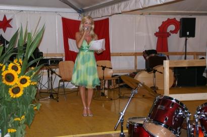 Marianne Cathomen singt die Nationalhymne.