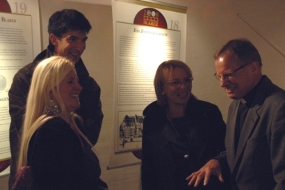 Herr Dr. P. Roland-Bernhard Trauffer, Generalvikar des Bistums Basel, (vorne rechts) unterhält sich in der Ausstellung mit Gemeindepräsidentin Marianne Hollinger (hinten rechts) und zwei Gästen aus Porrentruy.