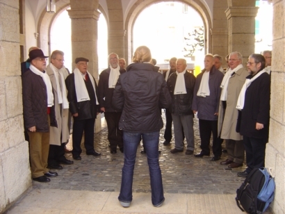 Der Männerchor sang im Durchgang, welcher zur Ausstellung führte und begrüsste die Besucher.