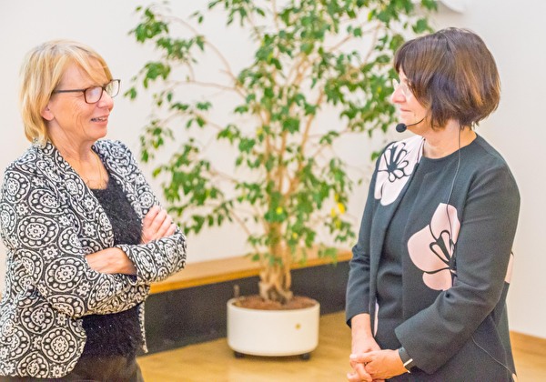 Marianne Hollinger mit Gastreferentin Ursula Renold.