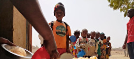 Kinder in Burkina Faso warten auf ihr Mittagessen