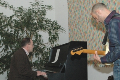 Der Leiter der Musikschule, Bernhard Stadelmann, (links) und Dominik Böhrer (rechts) halfen mit Ihrer Musik zwischen den Reden zu entspannen.
