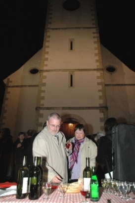 Anschliessend an das Konzert wurde das Publikum zwischen wärmenden Finnenkerzen zu einem Apéro eingeladen.