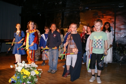 Der bunte und lustige Kinderumzug am Schmutzigen Donnerstag erfreut unsere Bevölkerung immer wieder riesig und ist von der Aescher Fasnacht nicht mehr wegzudenken.