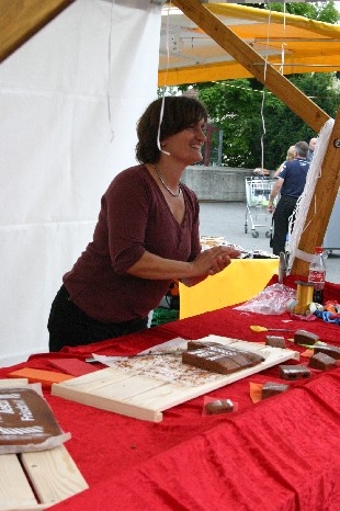 Eveline Sprecher vom Marktteam verteilt Kuchen.