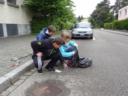 Beim Abfallsammeln