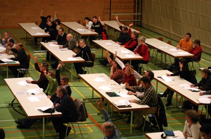 Die Anwesenden beteiligen sich sehr aktiv an der Bearbeitung des Rohfragebogens.