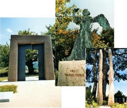Tor "Portal des Jenseits" (l), Bronze-Skulptur "Engel" (m), Holz Skultur (r)