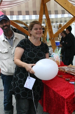 Gemeinderätin Silvia Büeler versuchts gar mit einem Ballon.