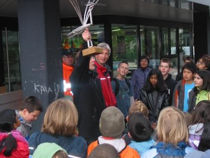 Begrüssung beim Schützenmattschulhaus durch Gemeinderat Paul Svoboda.