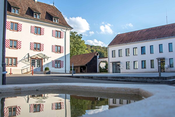 Schlossplatz der Verwaltung mit Brunnen