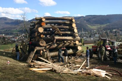 Auch der Bauer Ueli Siegenthaler und Jürg Marti waren dabei und unterstützten tatkräftig. 