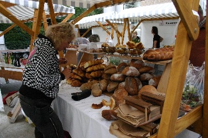 Bei Caroline Fröhlicher gibt es Carolines Holzofenbrot. Aber nicht nur. Auch Süsses schmeckt sehr, sehr lecker.