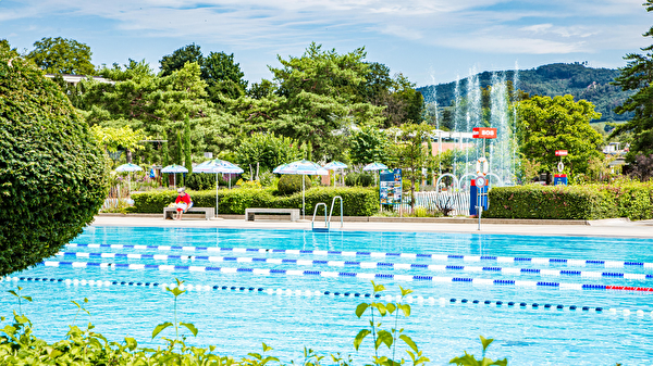 Gartenbad mit Schwimmbecken