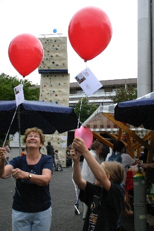 Auch Alt-Gemeinderätin Lisbeth Alter und ihre Enkelin versuchen ihr Flug-Glück.