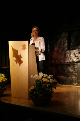 Auch die Gemeindepräsidentin, Frau Marianne Hollinger, übergibt den glücklichen Gewinnern ihren Preis.